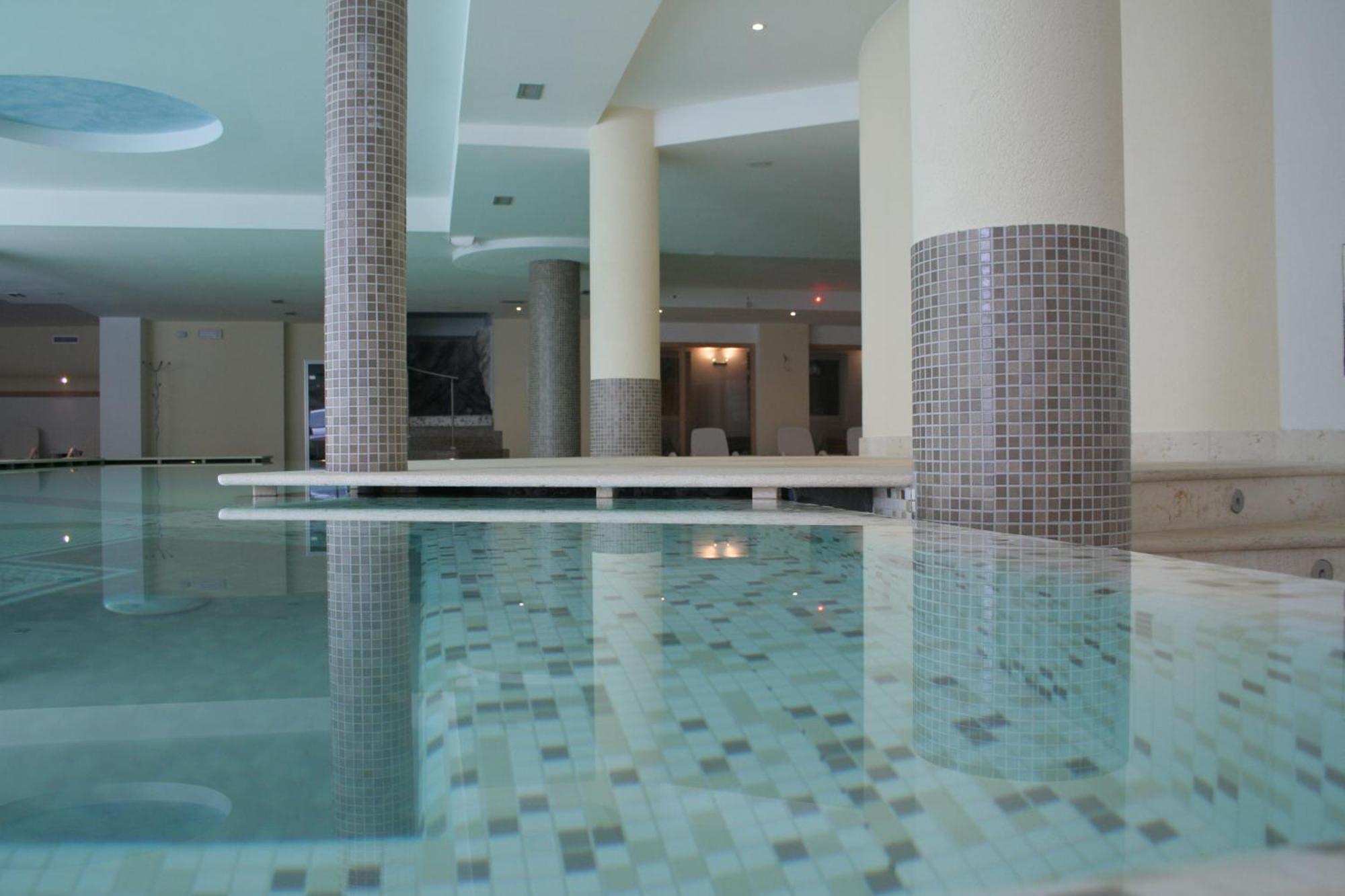 Alpine Mugon Hotel Вазон Екстериор снимка