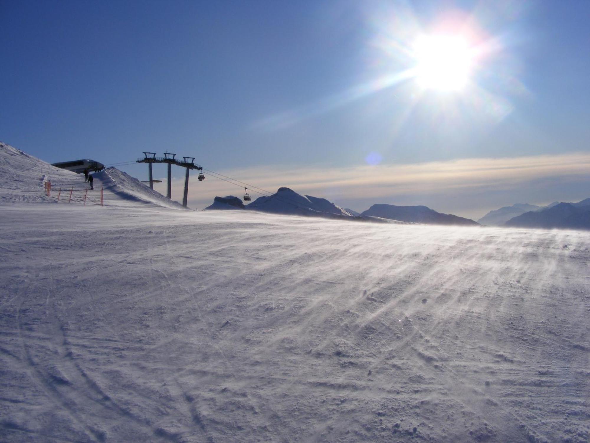 Alpine Mugon Hotel Вазон Екстериор снимка
