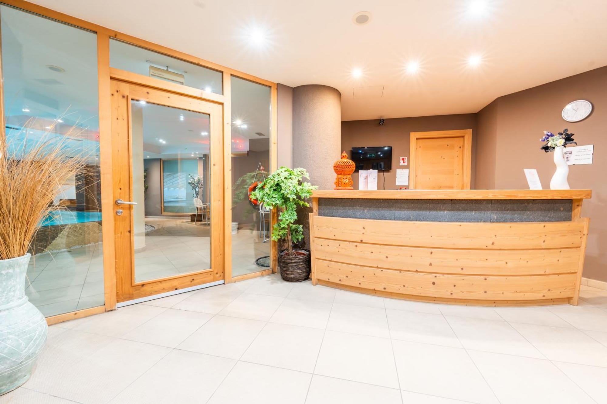 Alpine Mugon Hotel Вазон Екстериор снимка