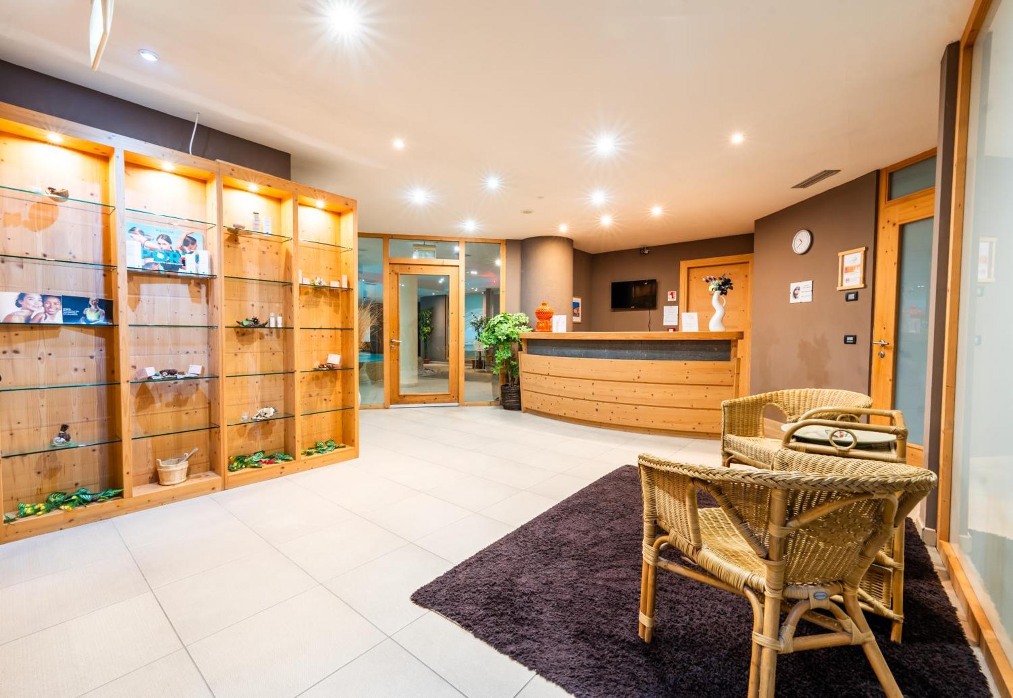 Alpine Mugon Hotel Вазон Екстериор снимка