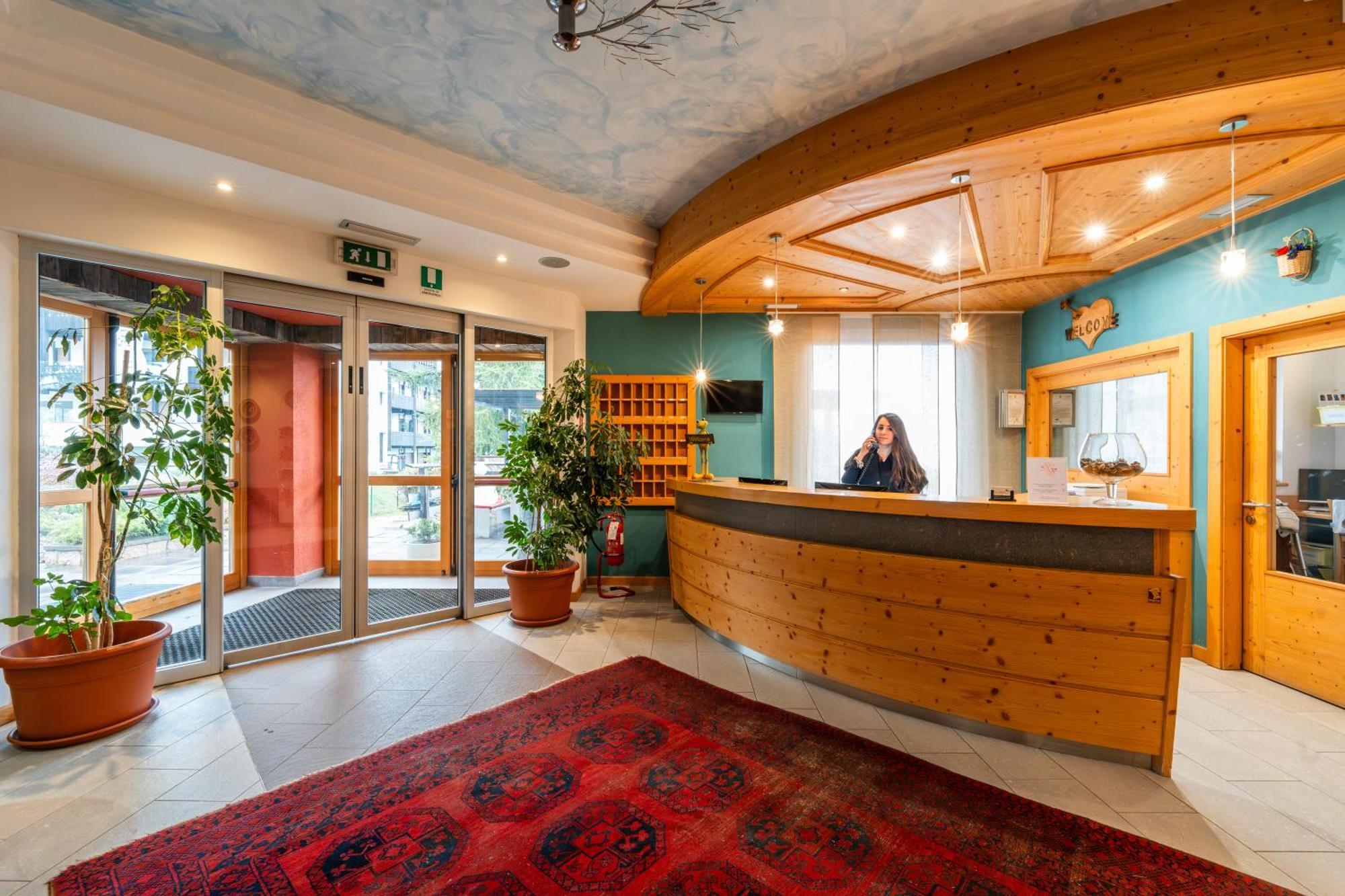 Alpine Mugon Hotel Вазон Екстериор снимка